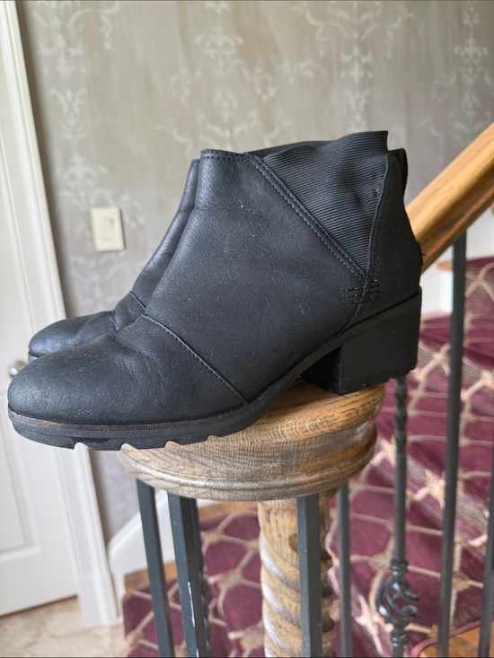 Sorel Shoes - SORREL Chelsea leather boots. Size 10. Black very good condition